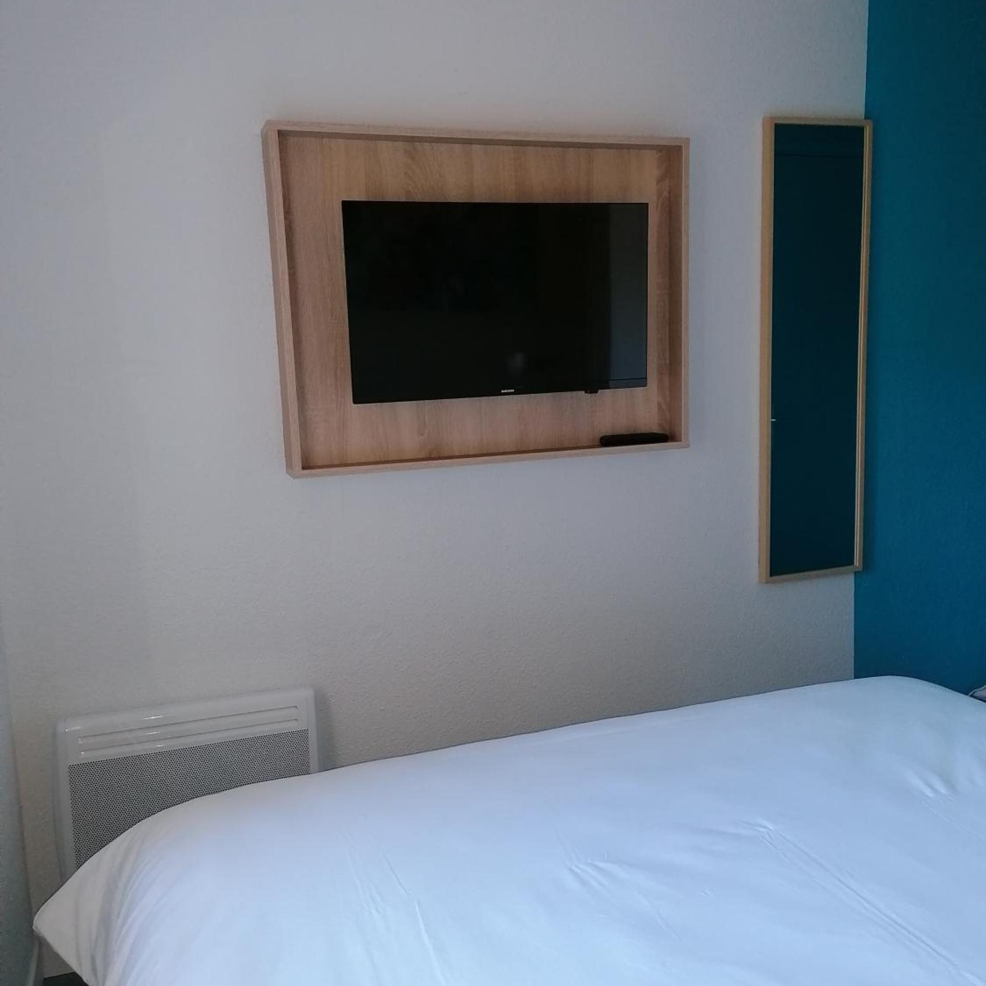 Room, Double Bed, Kyriad Direct Martigues 2/8