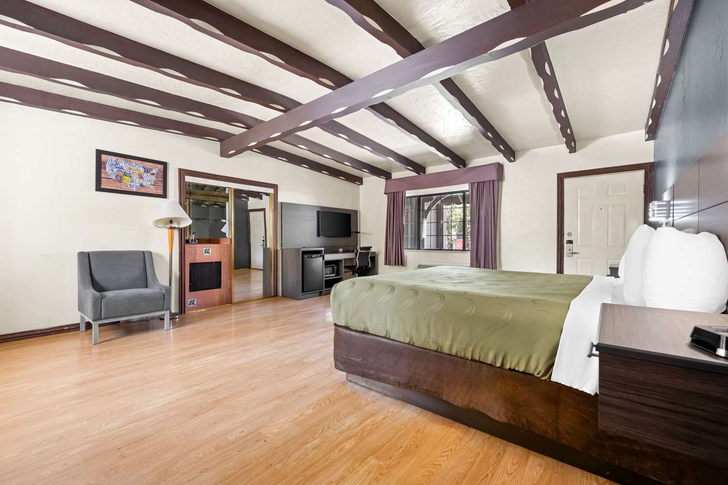 Efficiency, Suite, King Bed