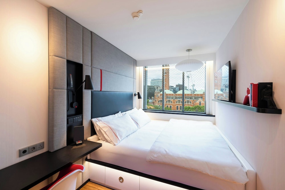 غرفة بريميوم بسرير كينج بإطلالة، citizenM London Victoria Station 4/10