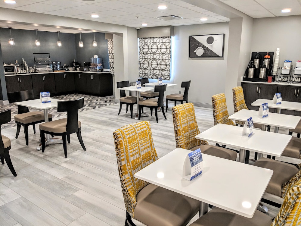 Best Western Plus Bloomington East Hotel 18/24
