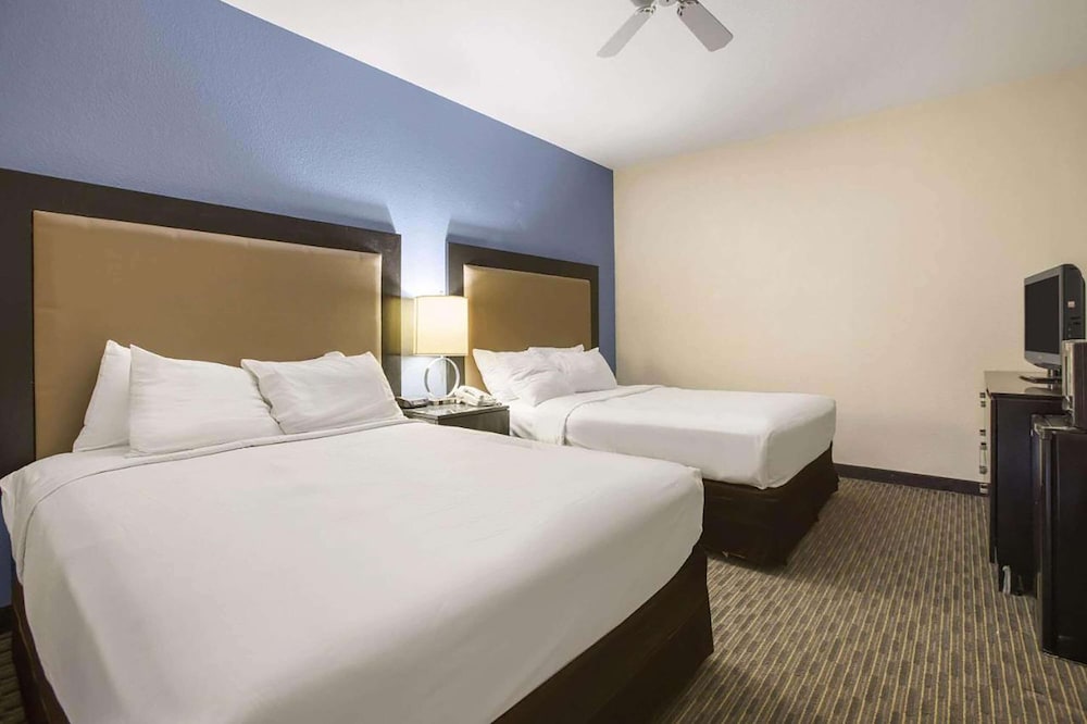 Days Inn by Wyndham Mackinaw City/Bridgeview Area 29/61
