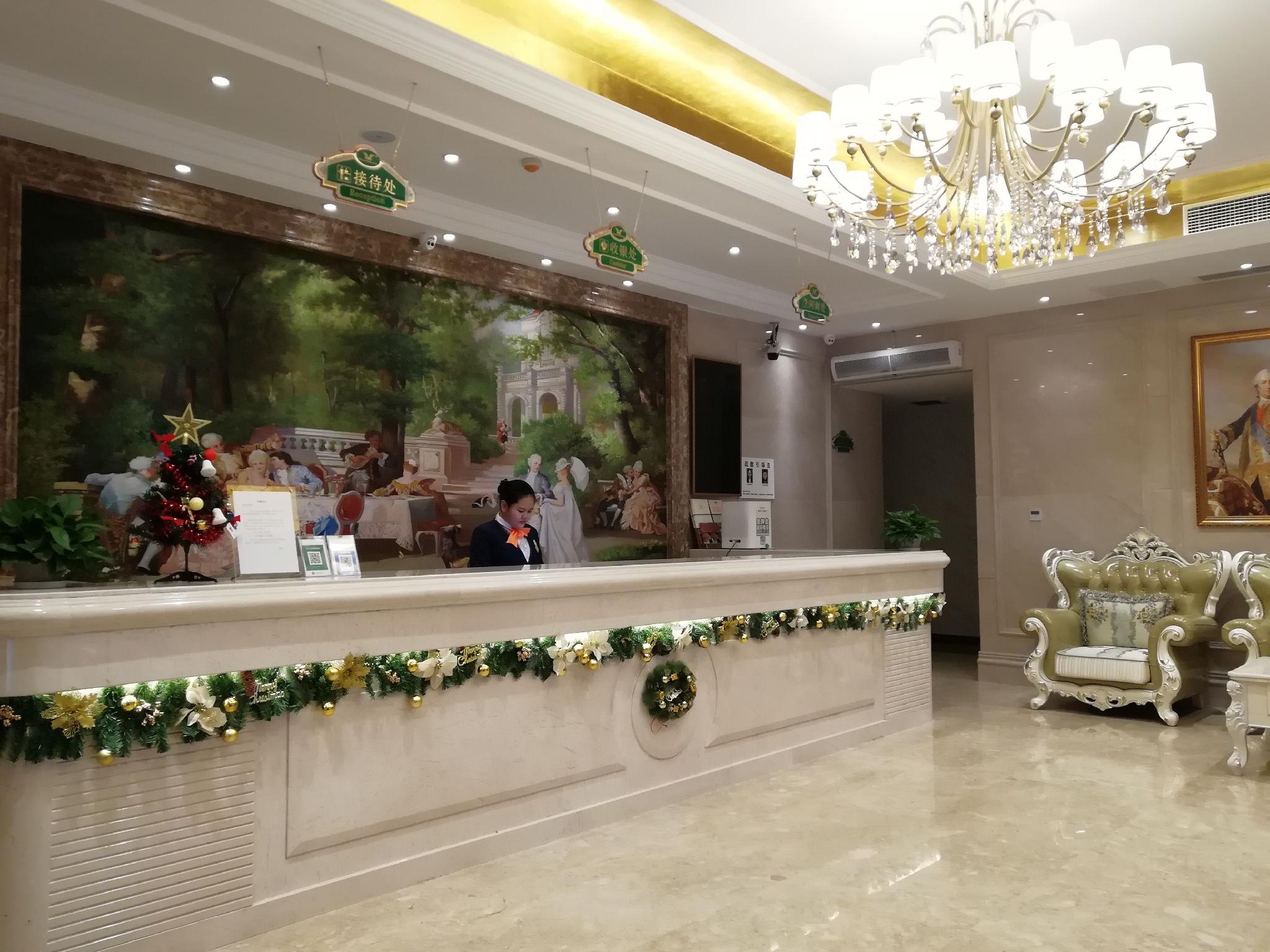 Vienna Hotel (Chongqing Yangjiaping Pedestrian Street Light Rail Station) 11/50