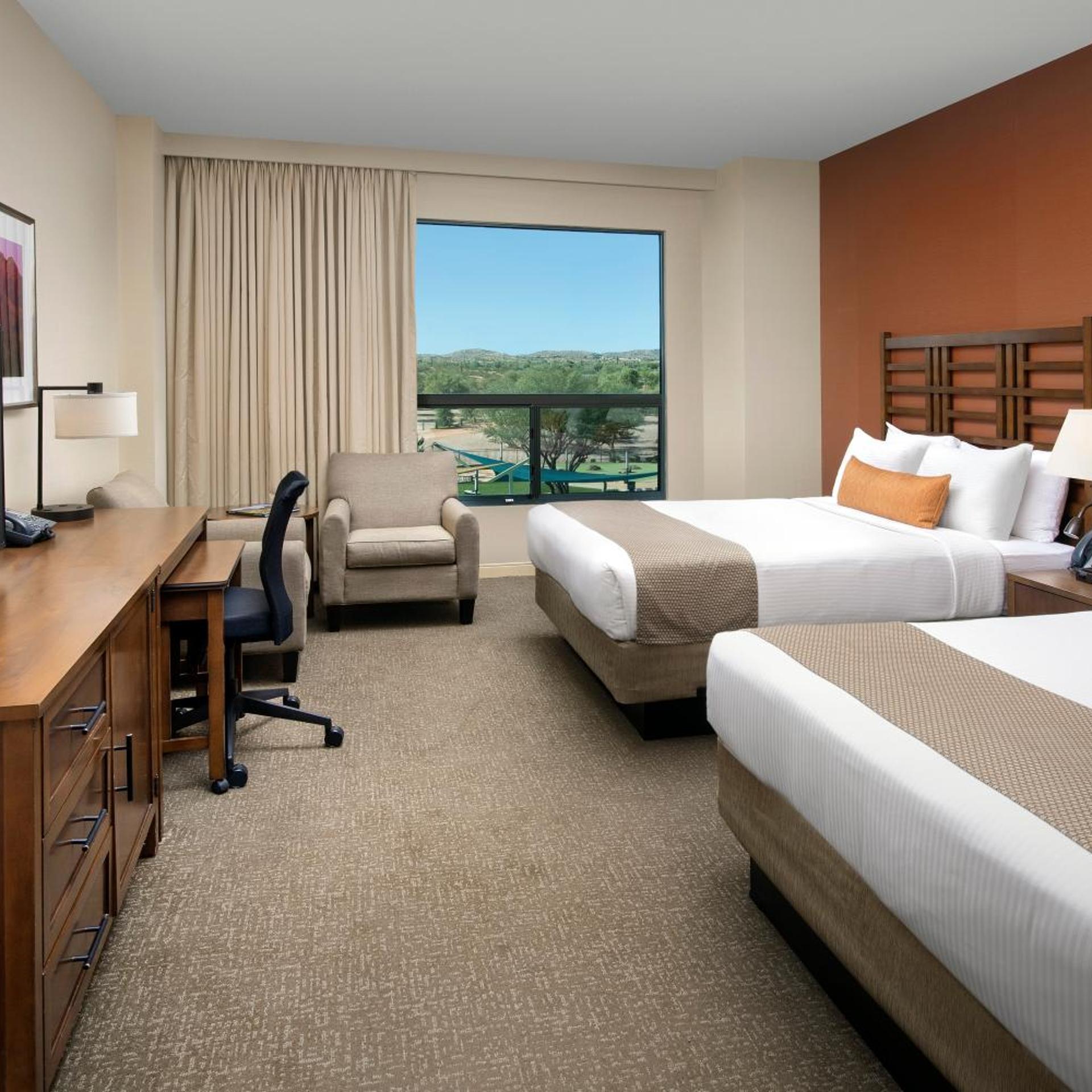 Deluxe, Queen Bed, Pool View