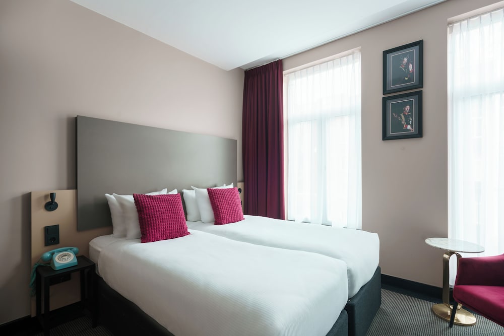 DELUXE, TWIN BEDS