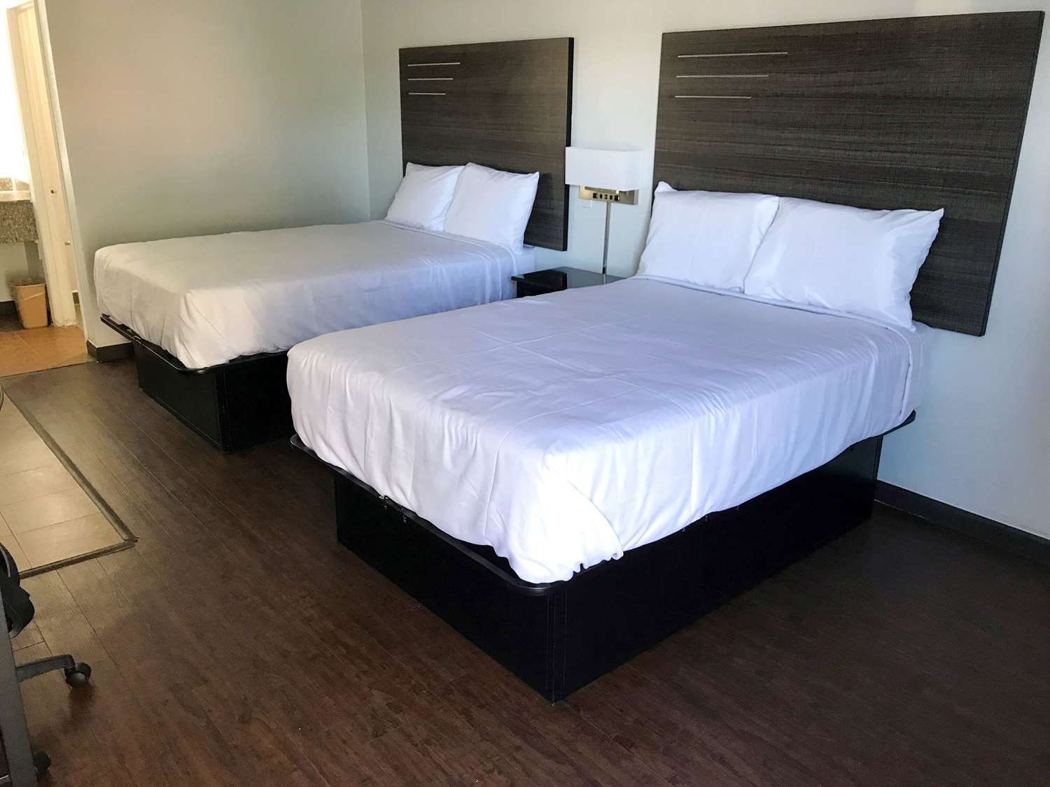 EFFICIENCY, 2 DOUBLE BEDS, SMOKING