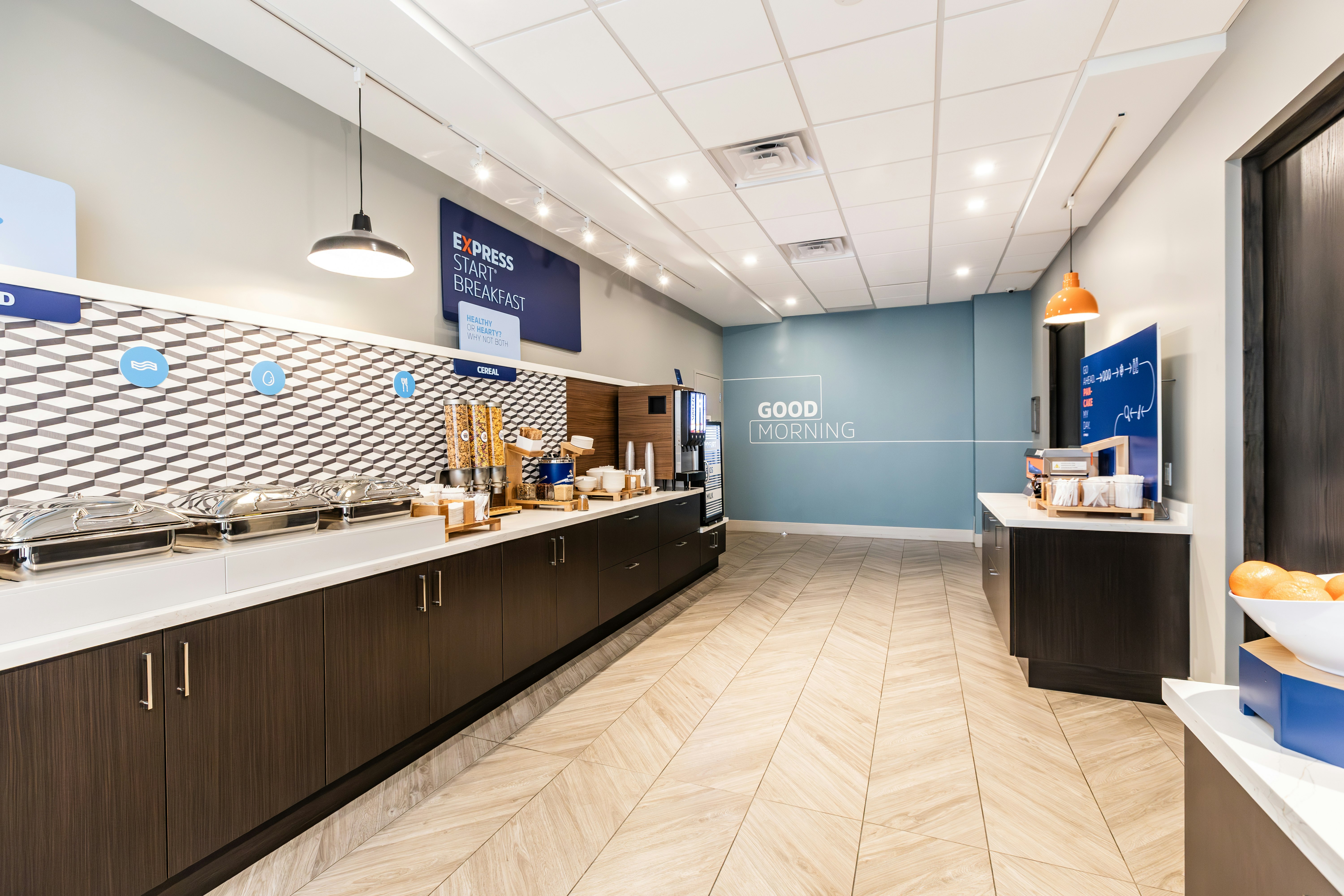 Holiday Inn Express & Suites Toronto Airport South 7/50