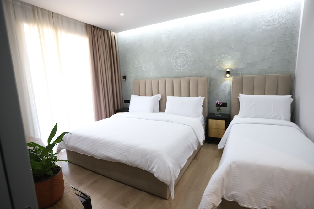Imperator Hotel 33/62