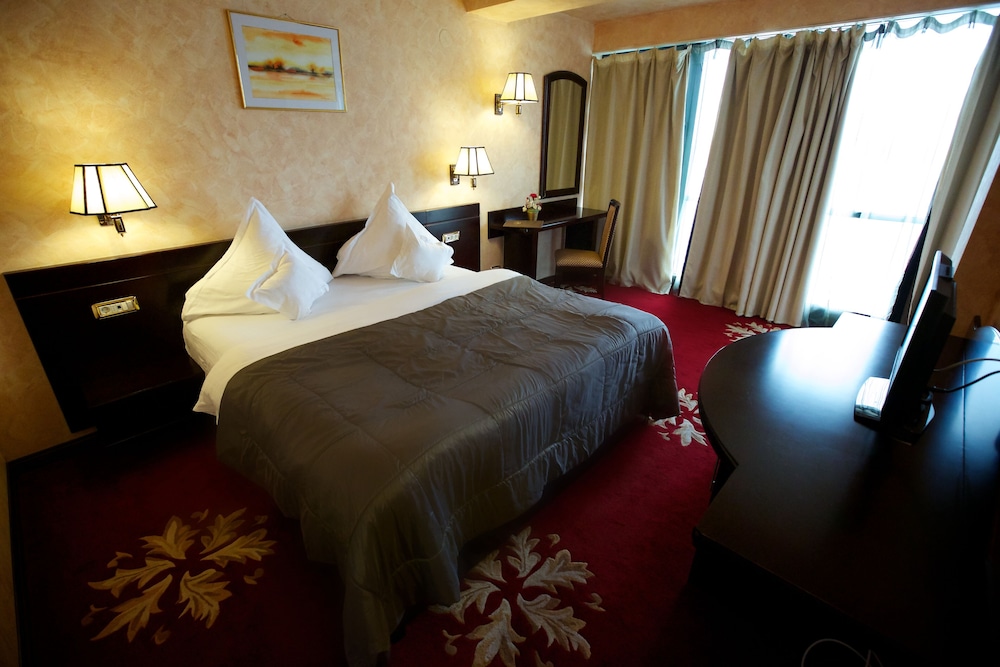 Hotel Delta 4 12/44
