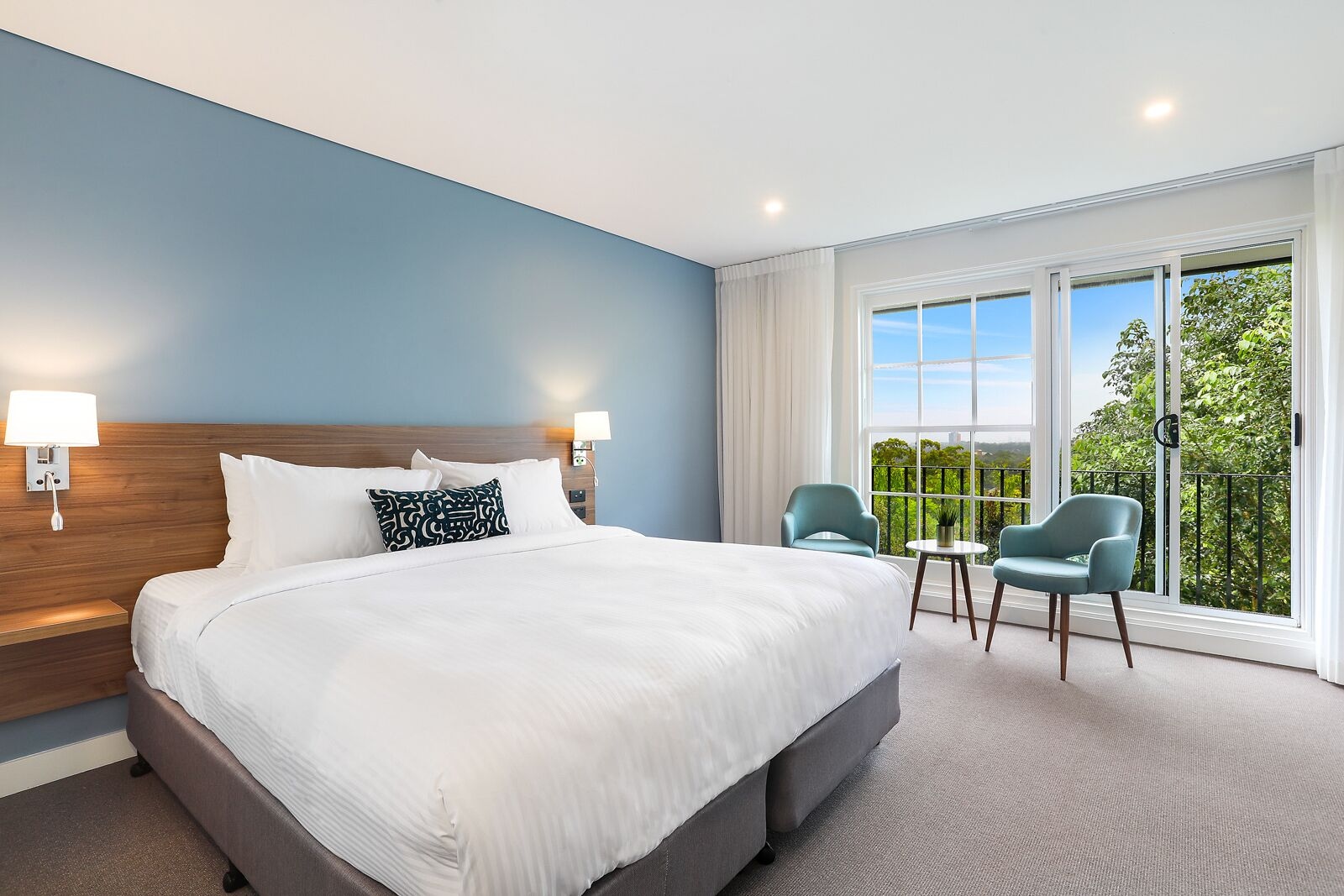 EXECUTIVE, KING BED