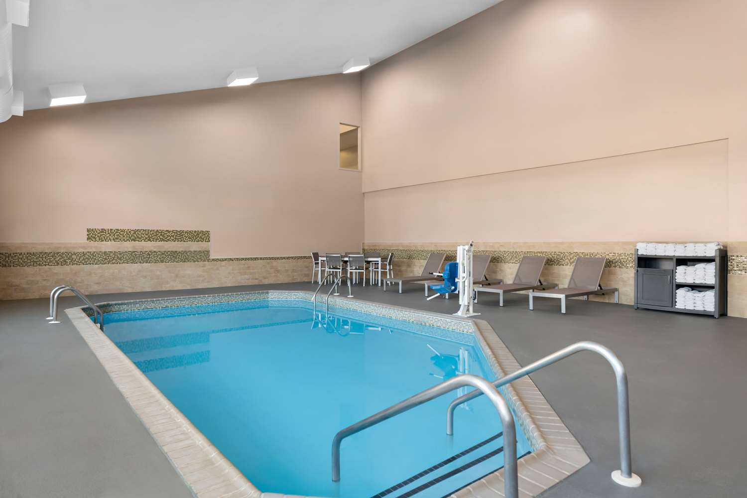 Country Inn and Suites by Radisson Coon Rapids MN 10/32