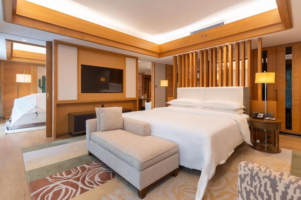 Glamping, Suite, King Bed, Garden View, Club Lounge Access