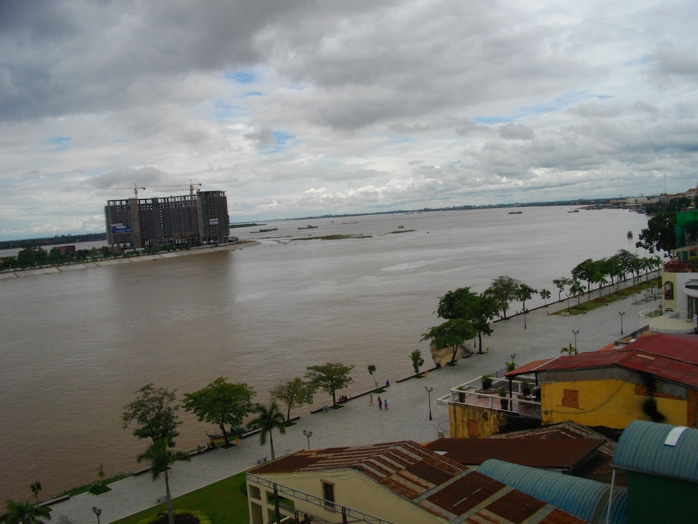 Lux Riverside Hotel & Apartment 93/99