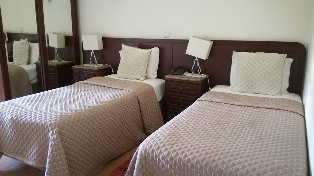 ROOM, TWIN BEDS