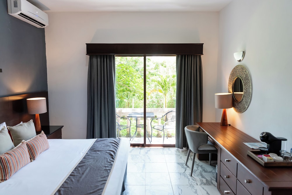 DELUXE, KING BED, GARDEN VIEW