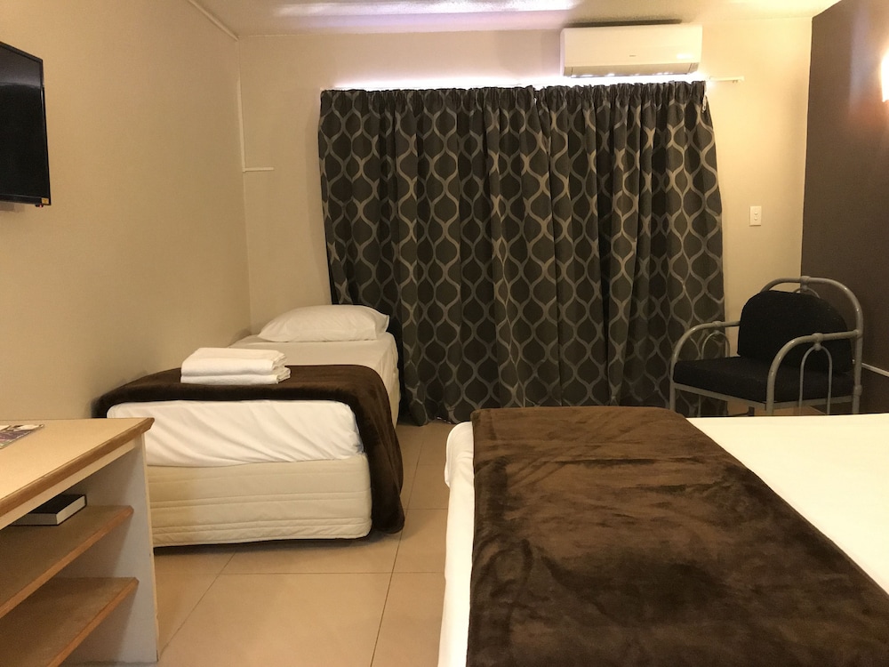 ASCOT EPSOM MOTEL 15/36