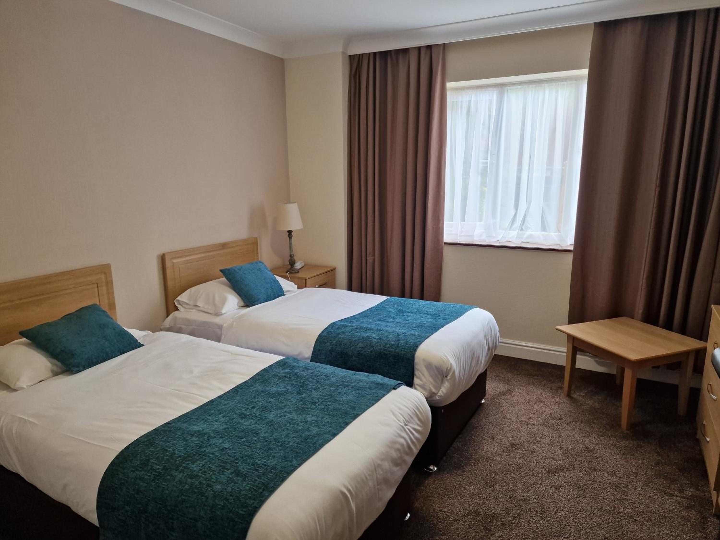 ROOM, TWIN BEDS