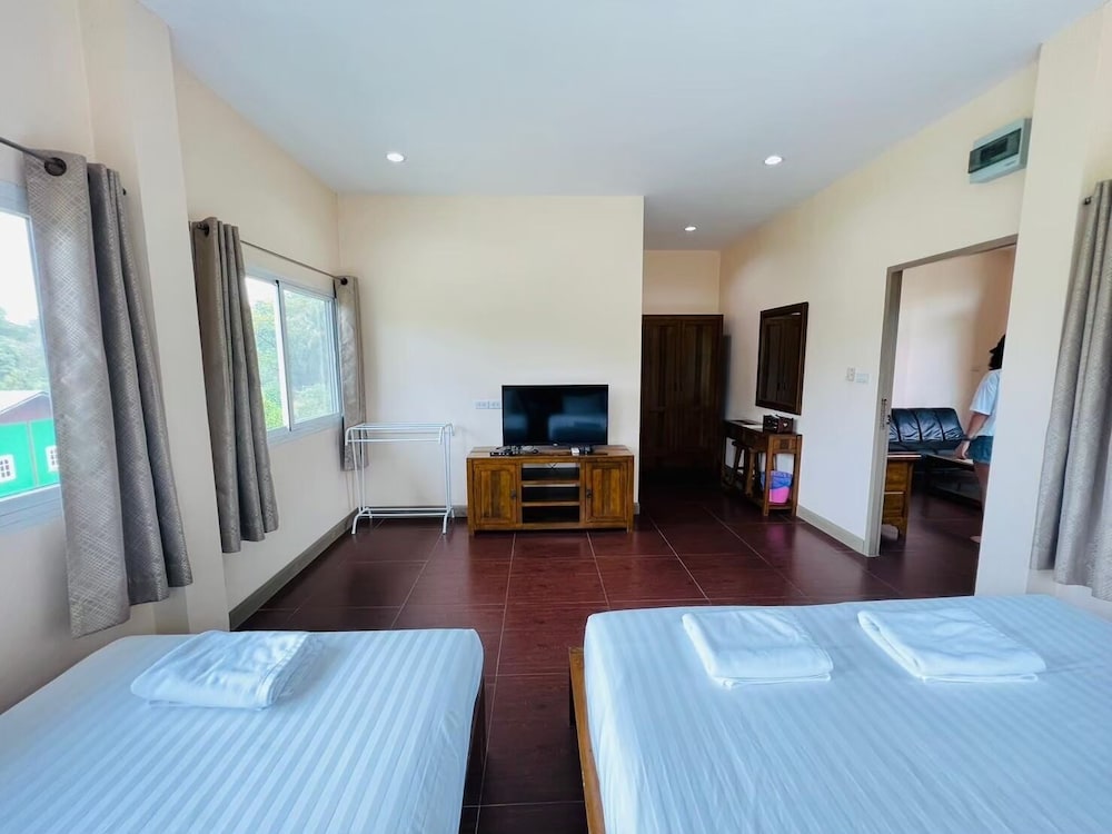 Sky, Family Suite, 1 King and 2 Queen Beds, Single Bed