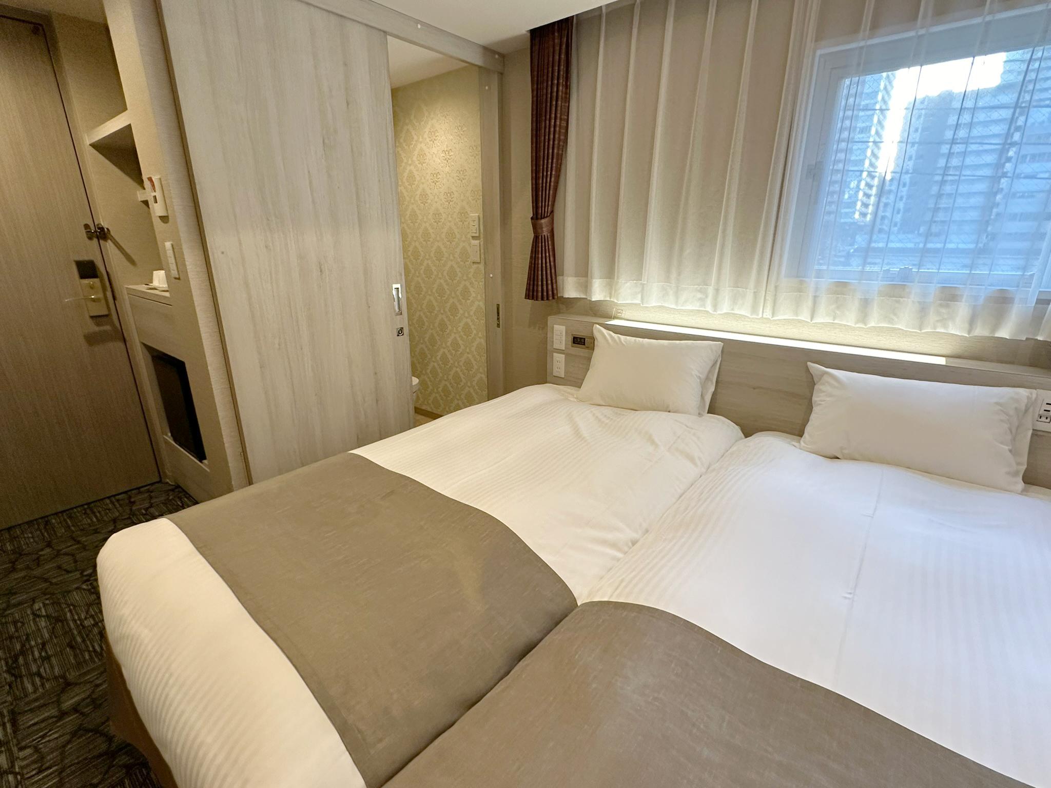 Hollywood, Compact, Twin Beds