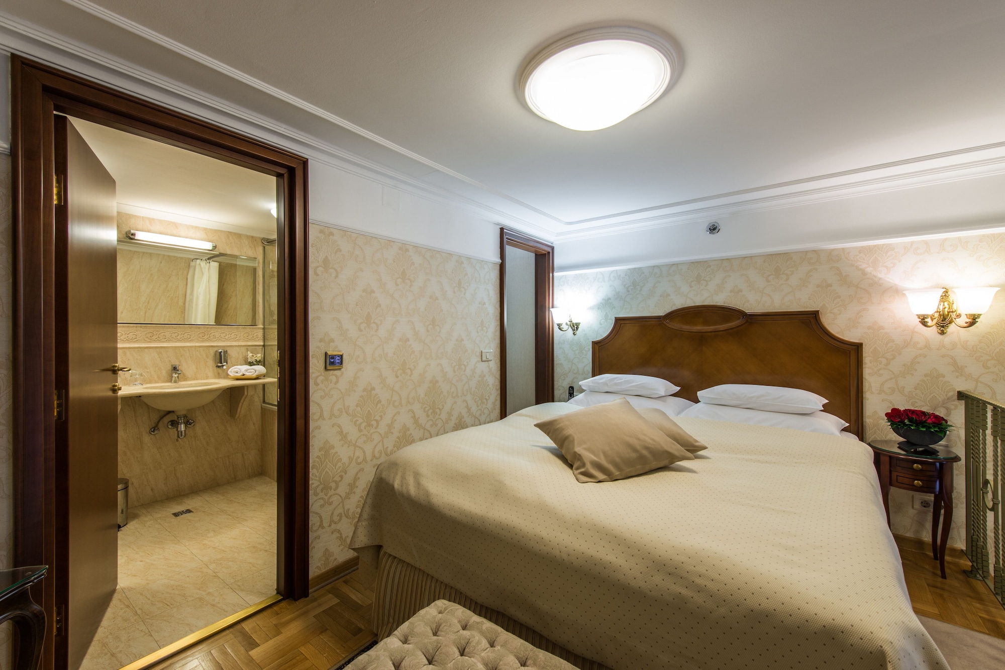 ROYAL, SUITE
