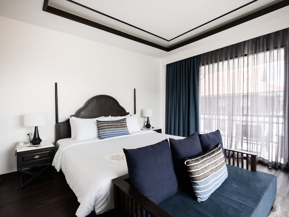 DELUXE, KING BED, CORNER