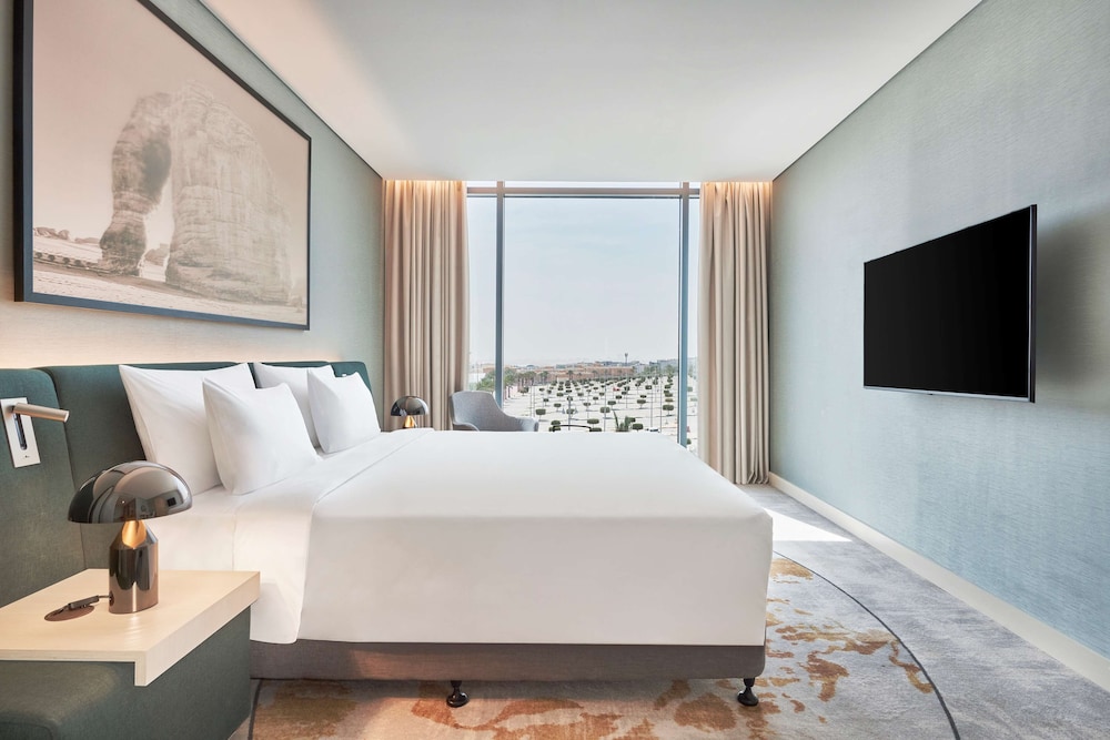 Junior Suite, King Bed, Lounge Access 2/4