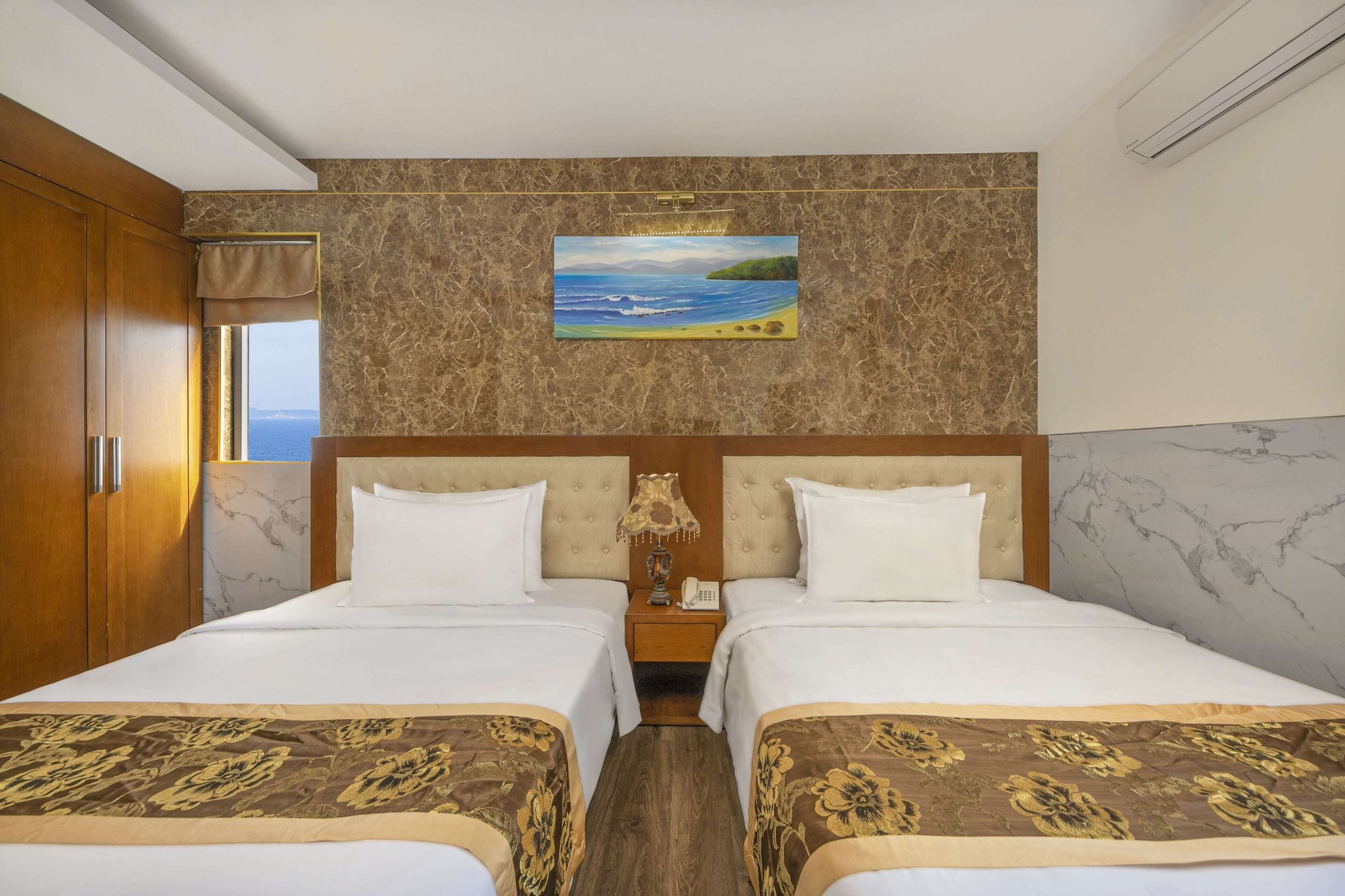 DELUXE, BEACH SIDE, PRIVATE BATHROOM