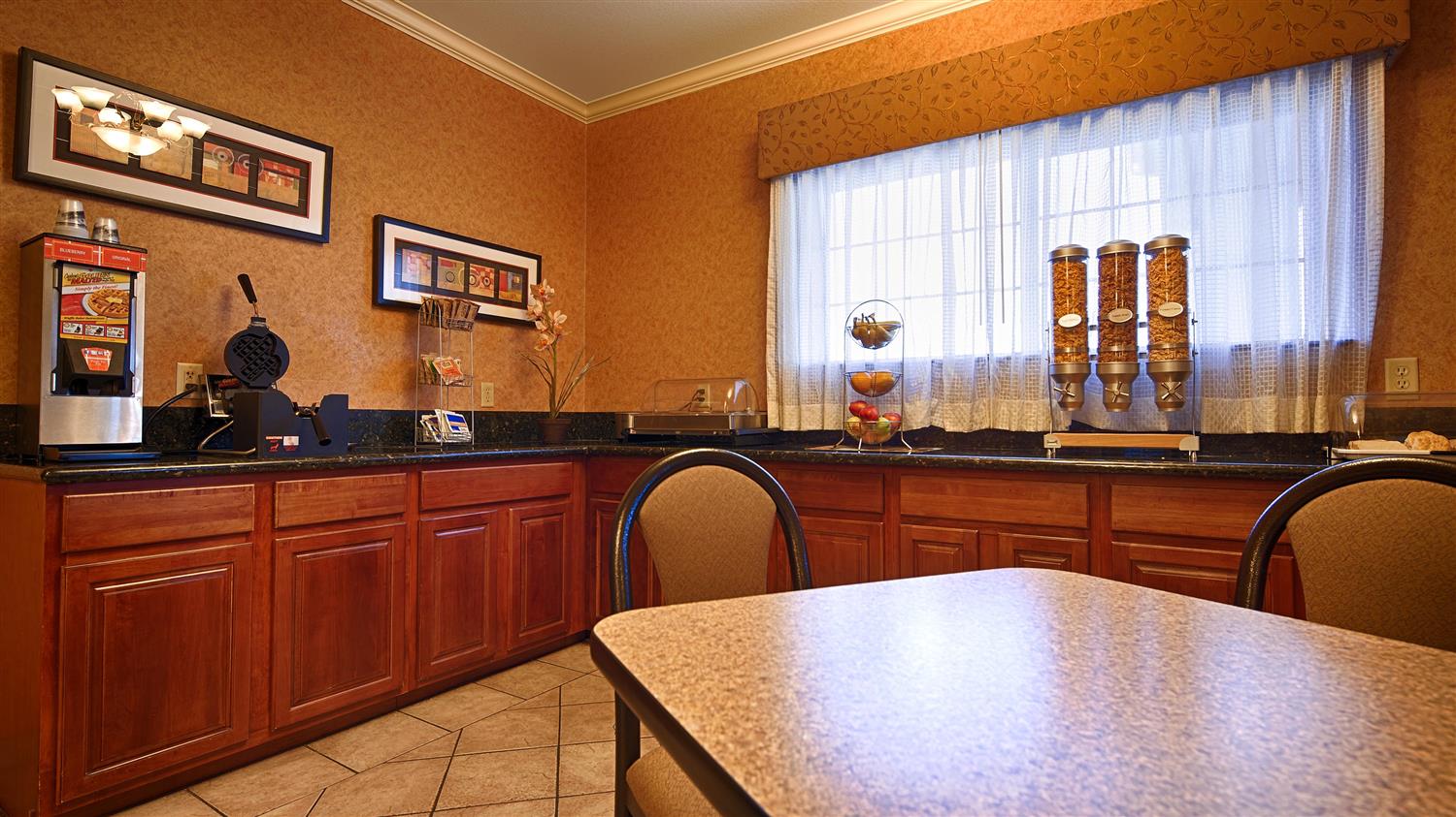 Best Western Henrietta Inn & Suites 26/33