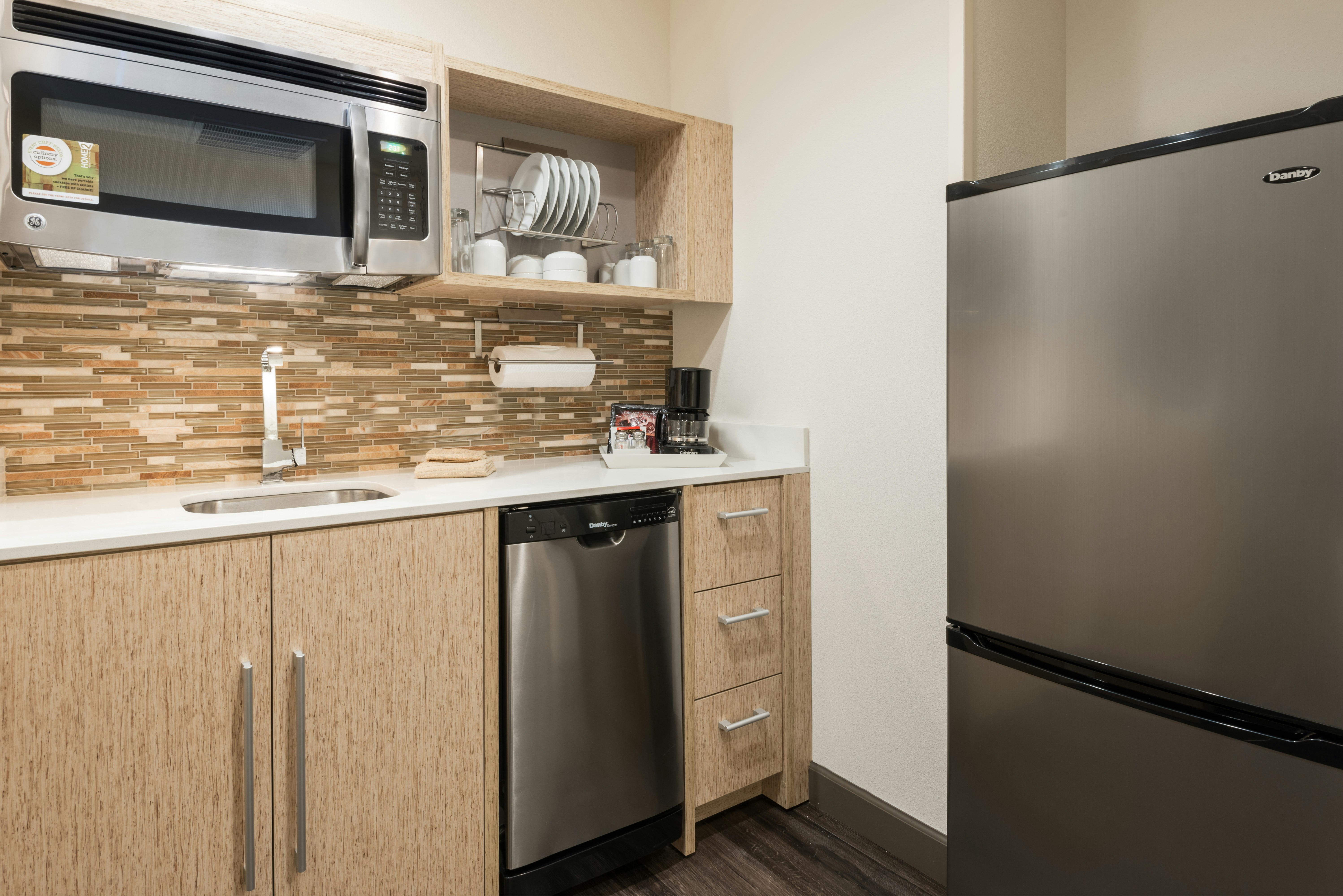 1 BEDROOM, SUITE, QUEEN BED, SOFA