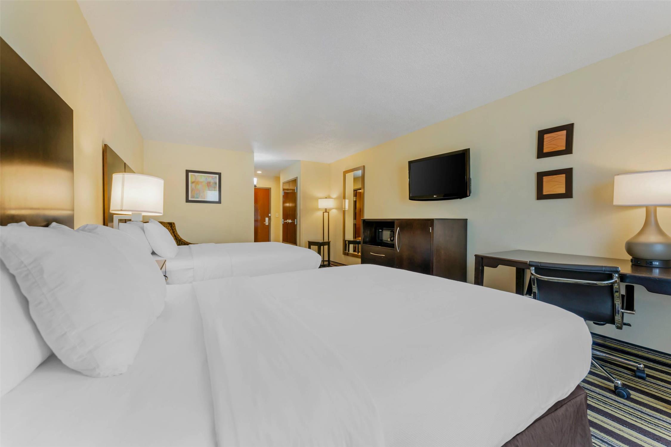 Upgrade, 2 Queen Beds, Comfort Inn & Suites Triadelphia - Wheeling 2/3