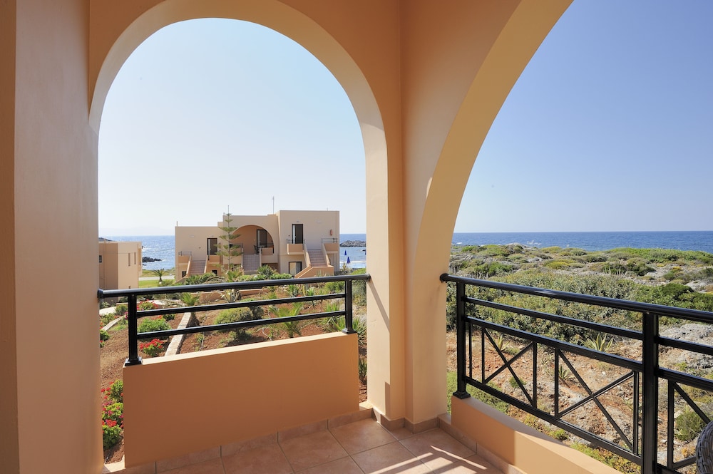 Nanakis Beach Apartments 24/36