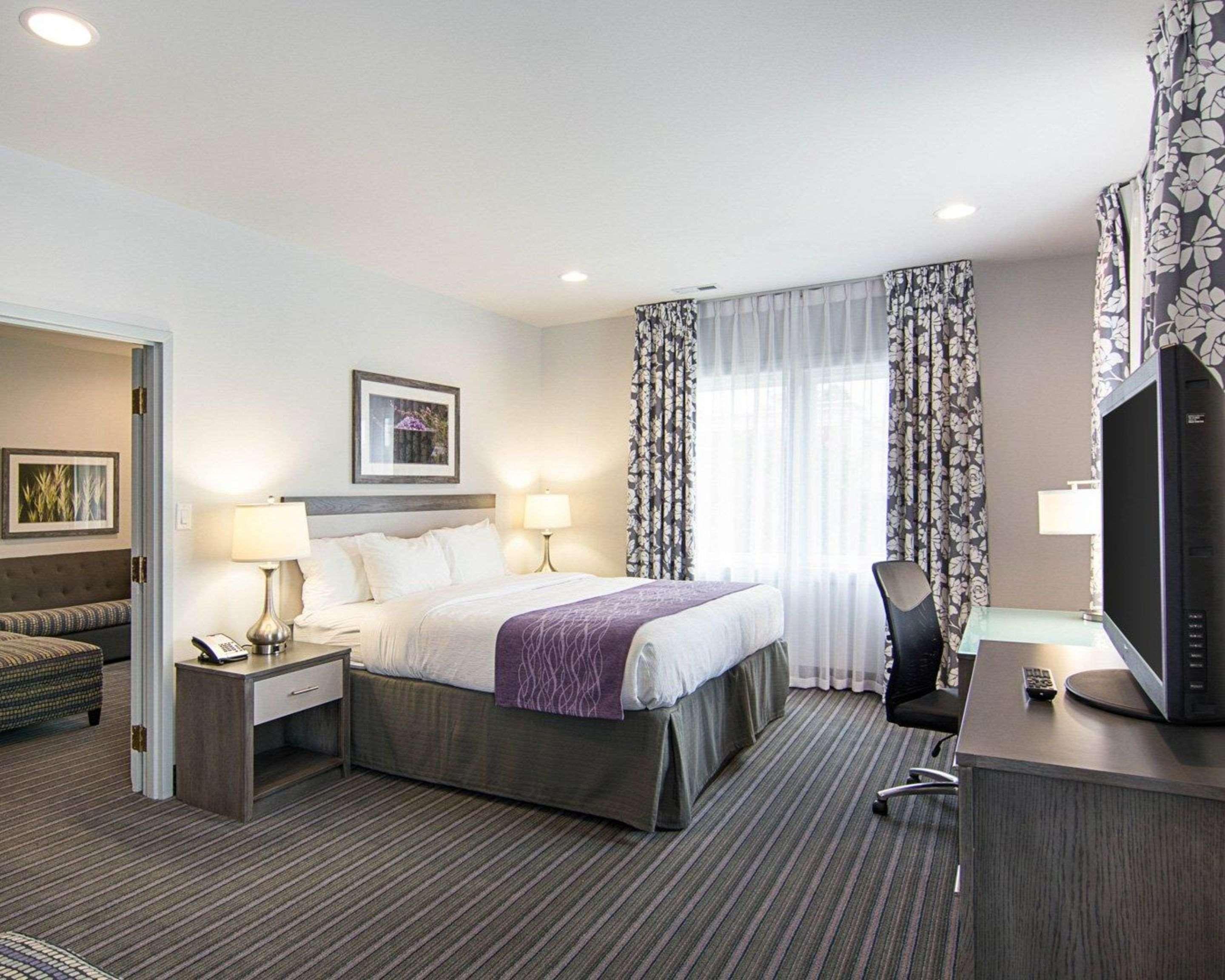 SUITE, 1 KING AND 2 QUEEN BEDS