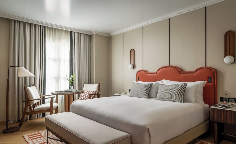Suite, Queen Bed, Convertible Double Bed