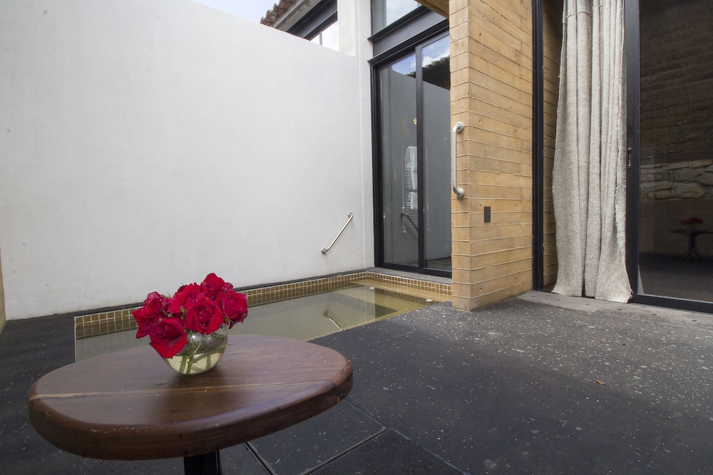 Uvence Arte + Hotel 4/50
