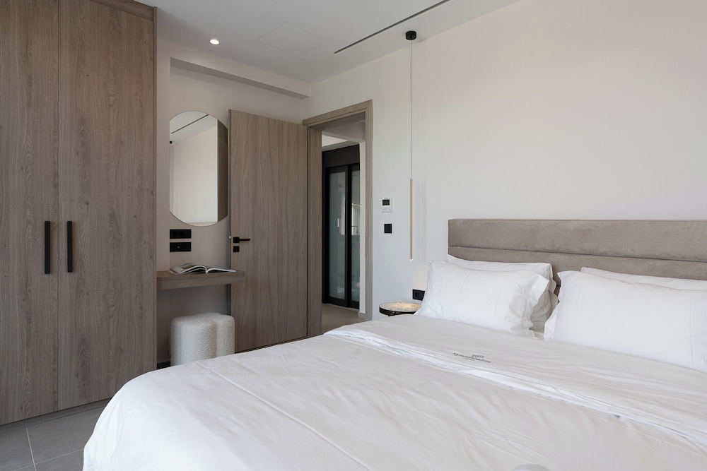 Kymothoe Elite Suites 6/97
