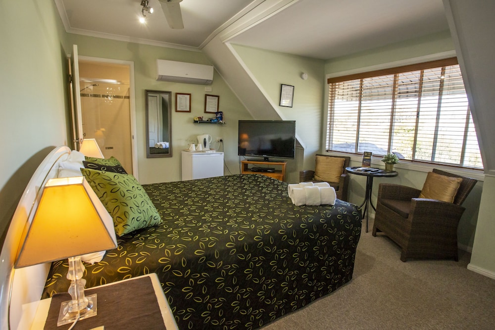 Ainslie Manor Bed and Breakfast 40/66