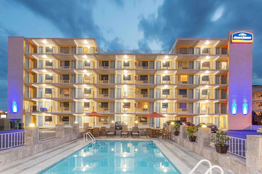 Howard Johnson by Wyndham Virginia Beach At The Beach 4/24