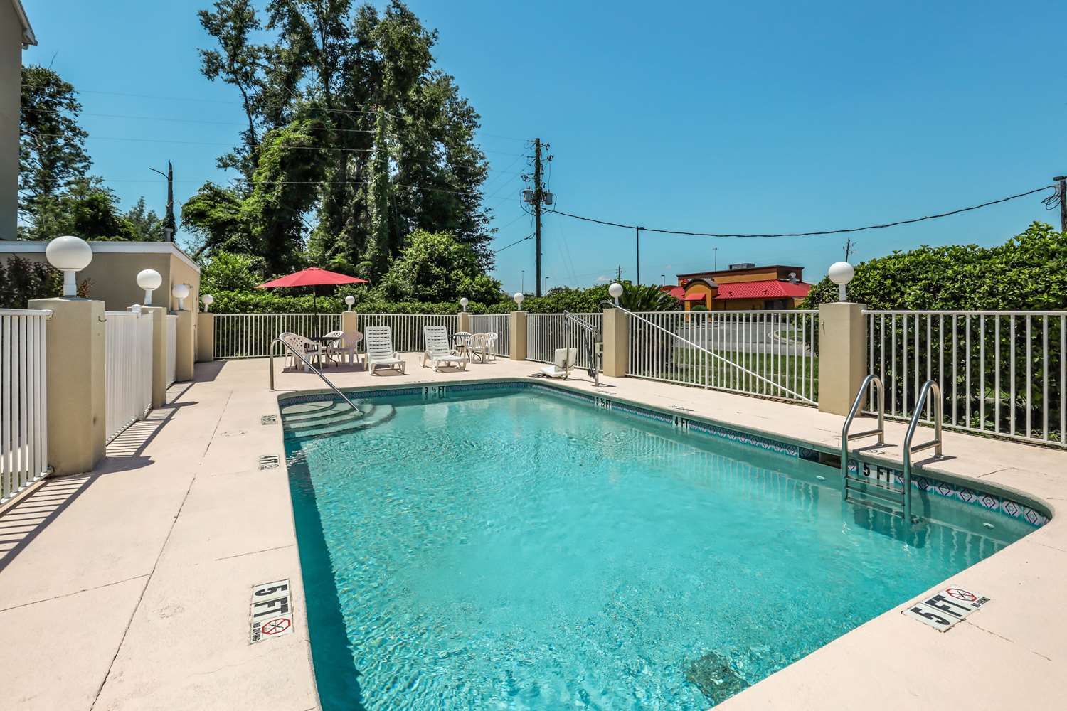 Econo Lodge Inn And Suites Marianna 13/13