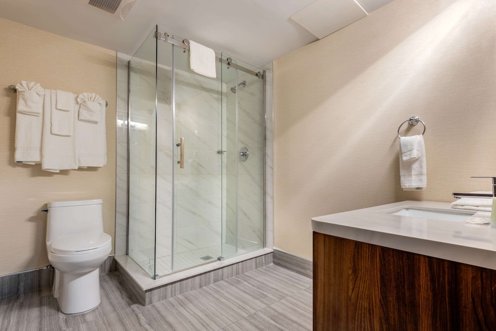 Quality Inn and Suites Niagara Falls ON 16/30