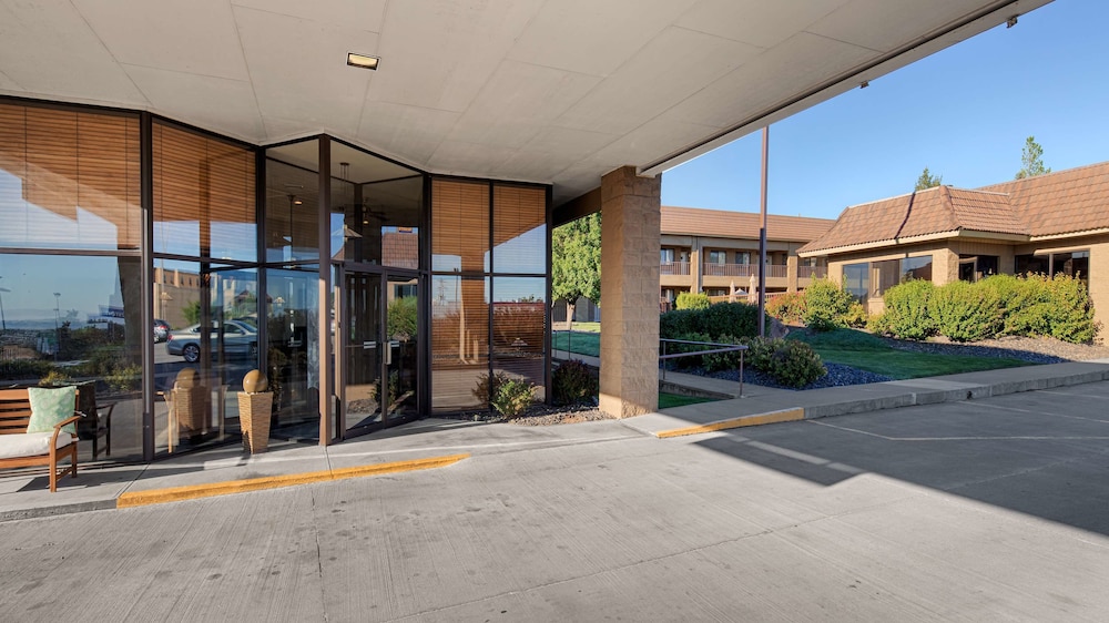 Best Western Foothills Inn 8/49