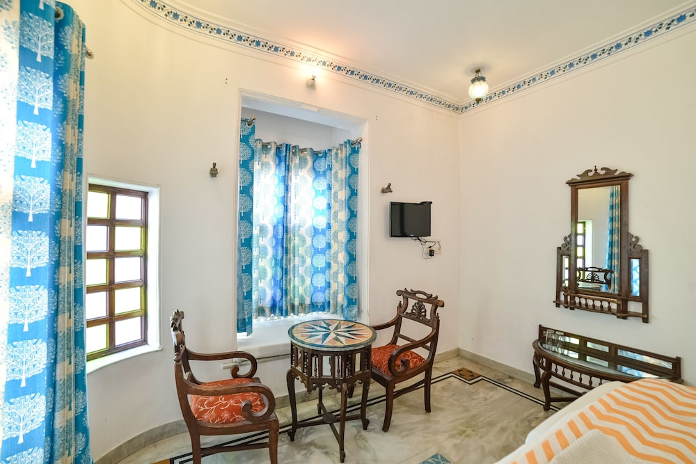 Hotal Devraj Niwas on Lake Pichola Udaipur 33/50