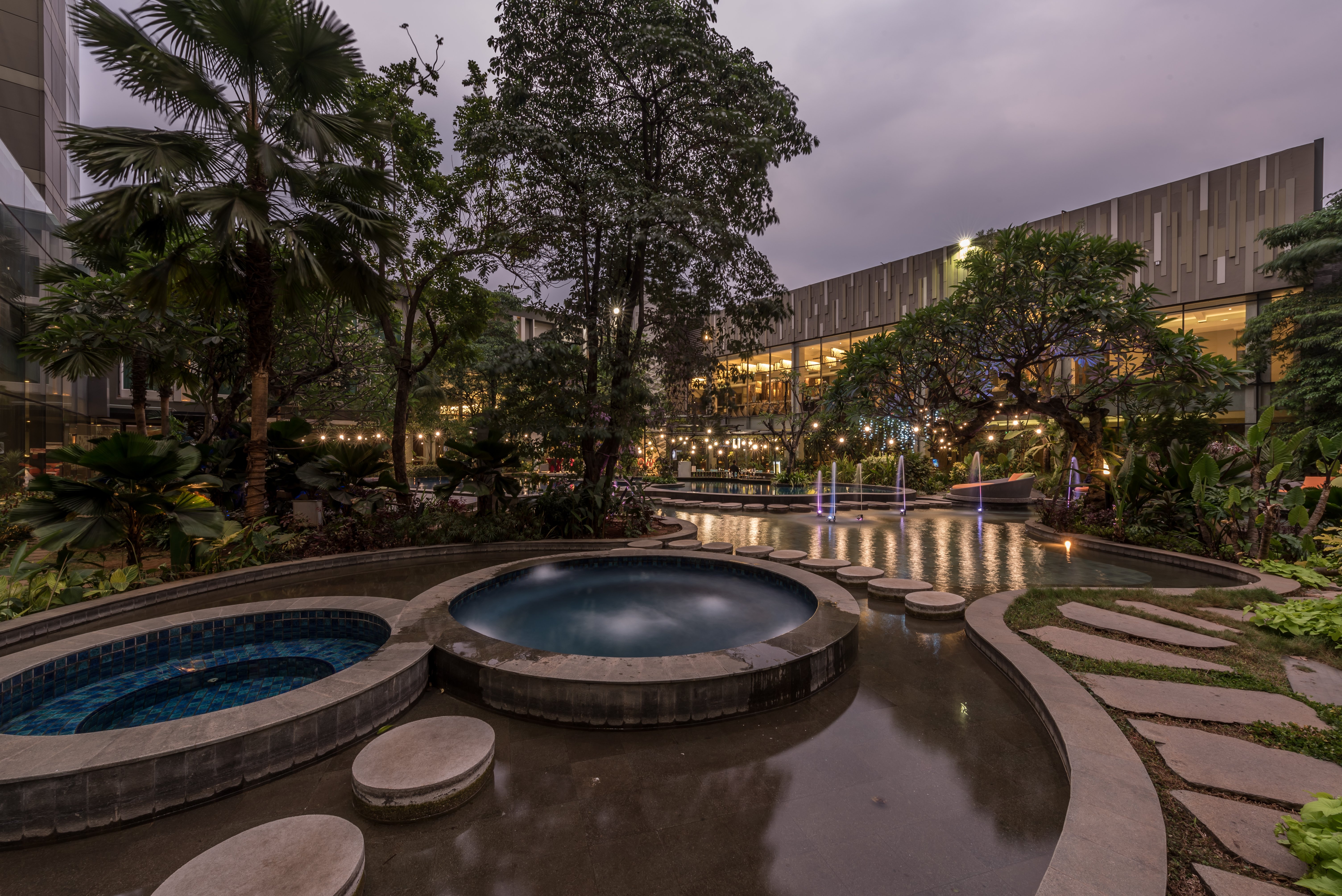 Holiday Inn Cikarang Jababeka 52/54