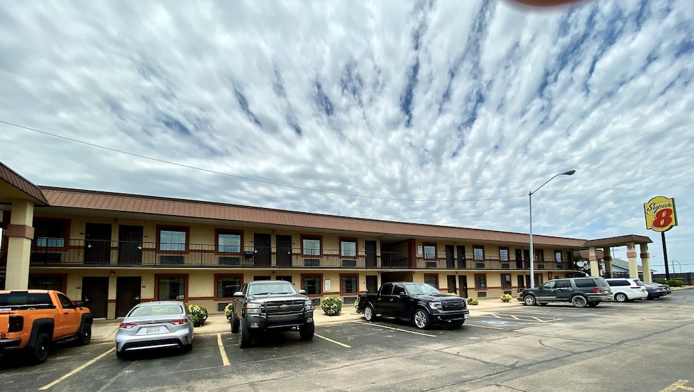Super 8 By Wyndham Shawnee 43/48