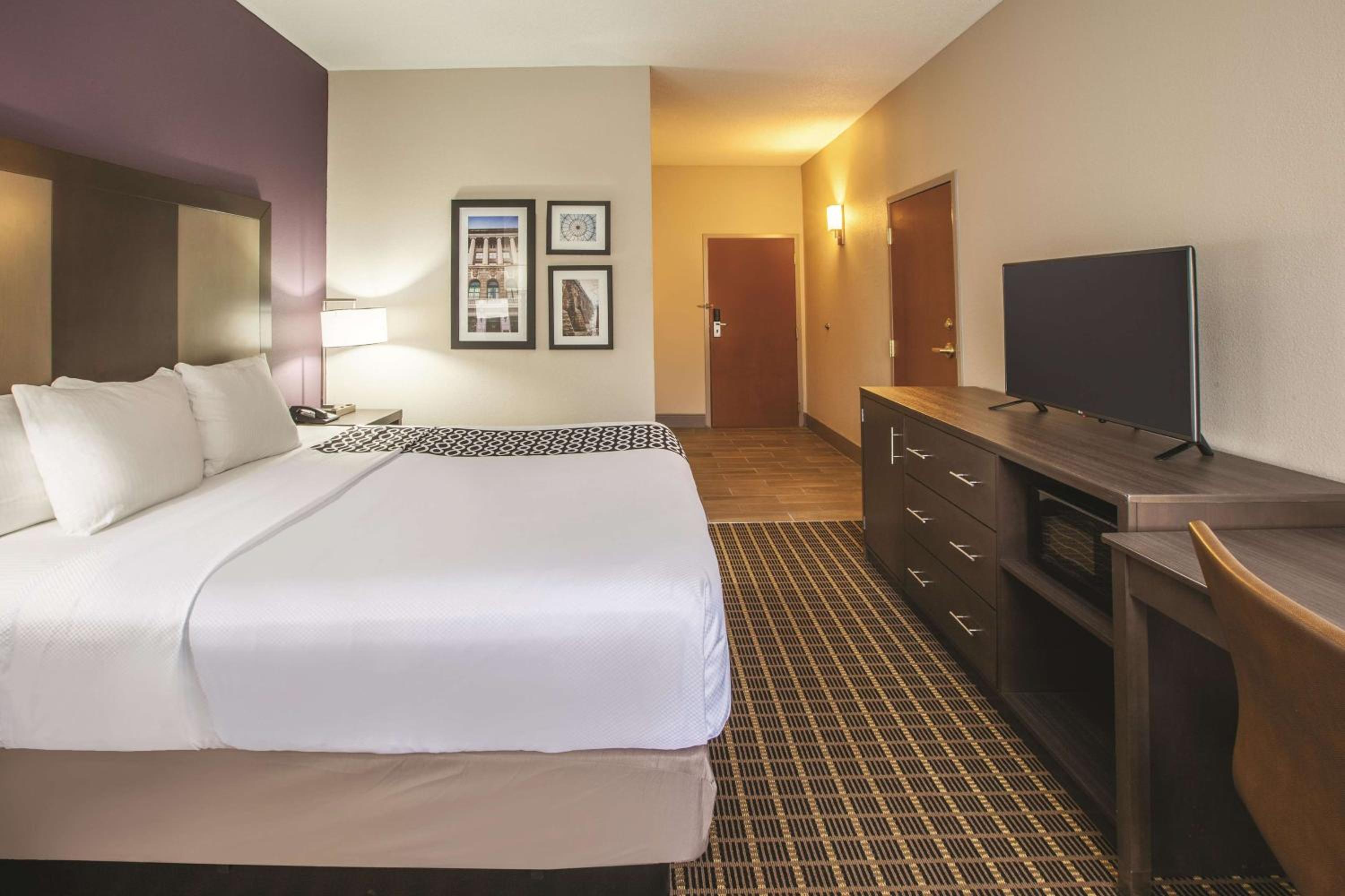 غرفة تنفيذية بسرير كينج، La Quinta Inn & Suites by Wyndham Mechanicsburg - Harrisburg 2/2