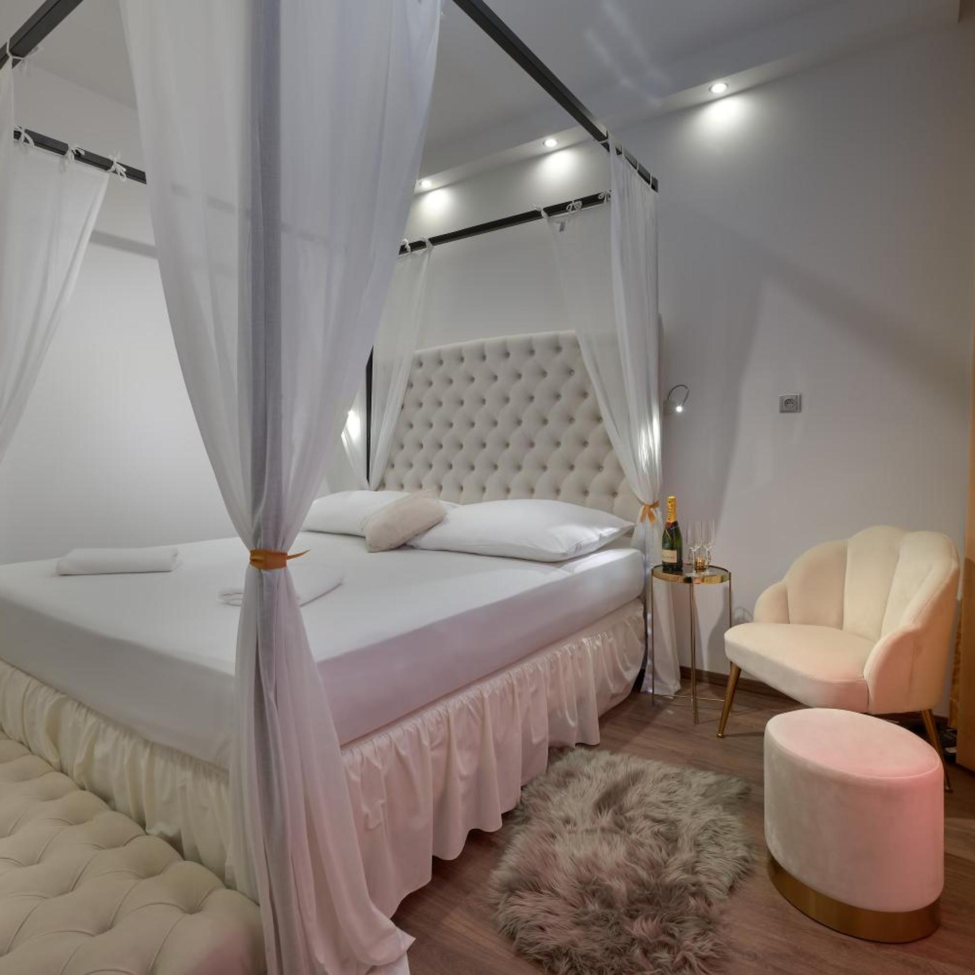 Romantic, King Bed, Pool Access
