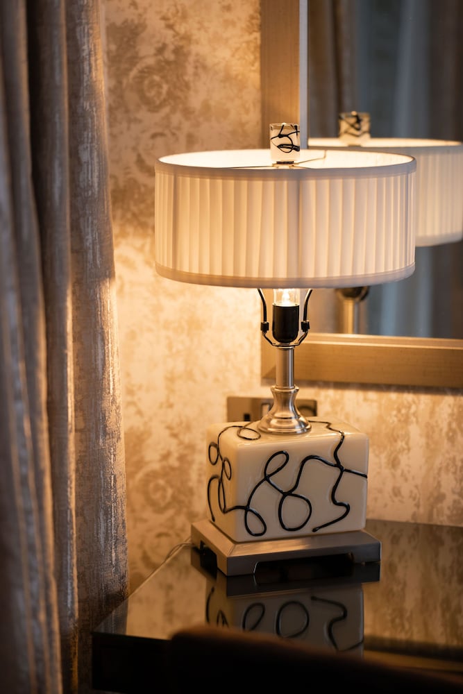 MANOR HOUSE COUNTRY HOTEL 24/56
