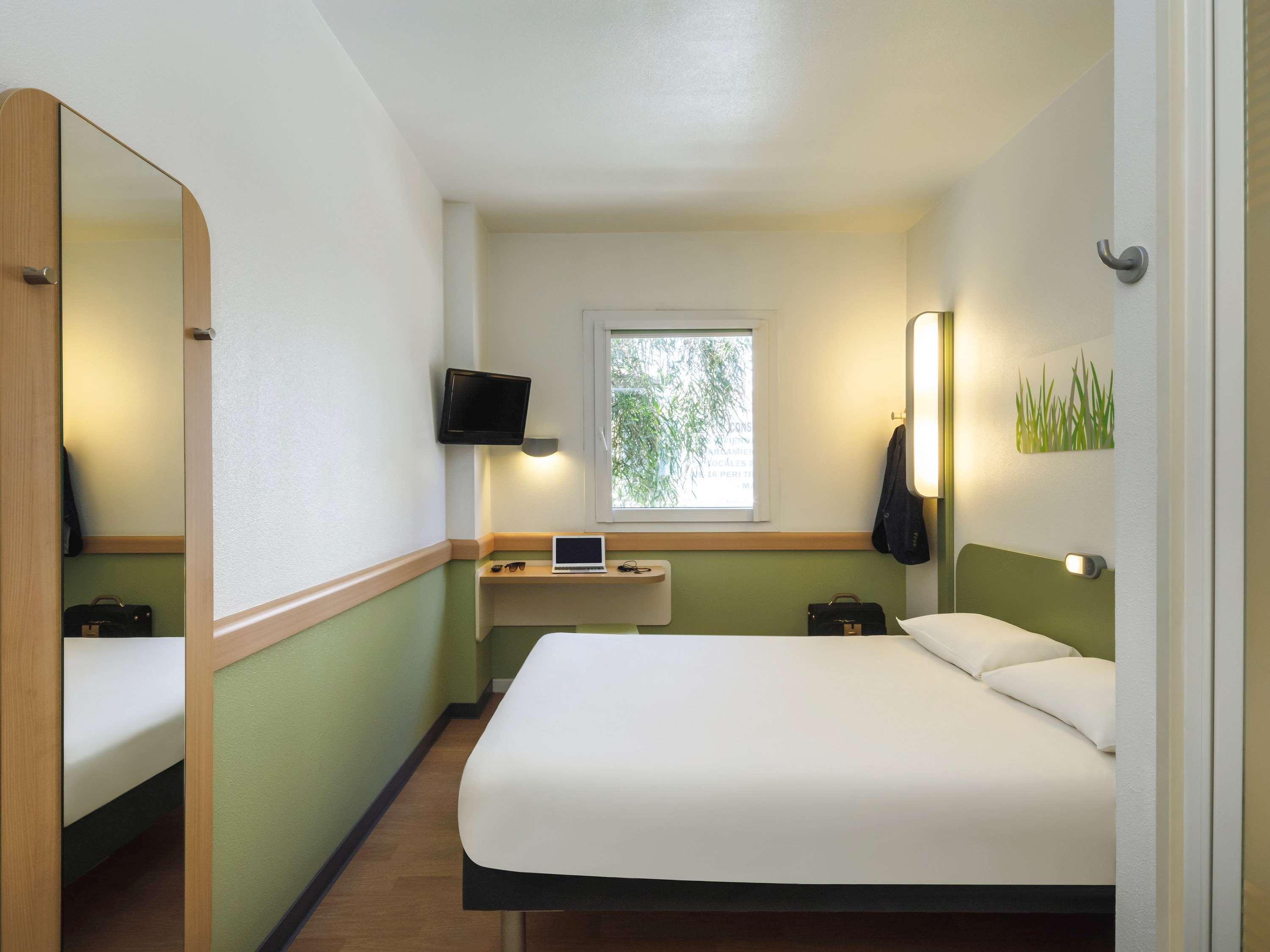 ROOM, 1 DOUBLE AND 1 SINGLE BED
