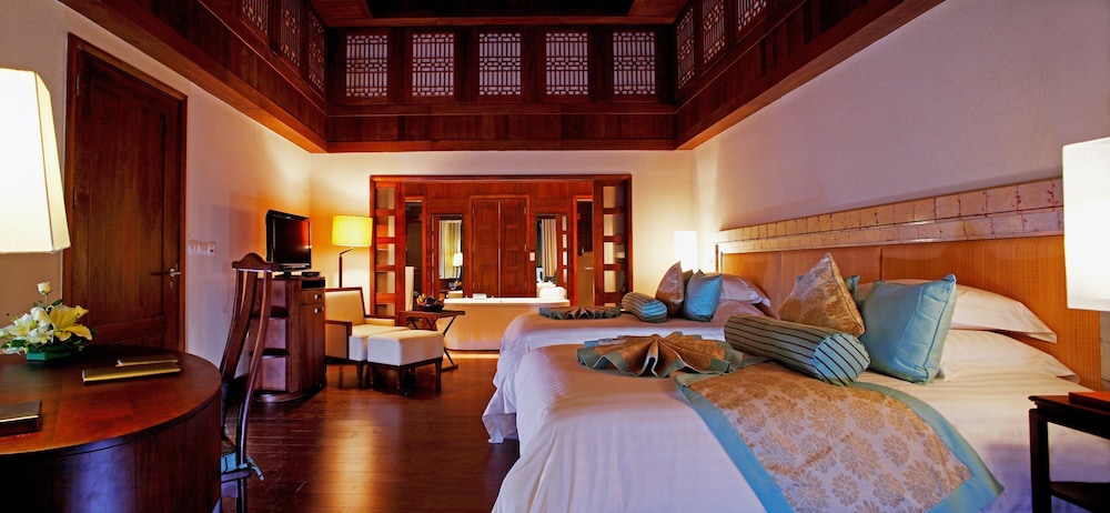 Centara Grand Beach Resort Phuket 28/85