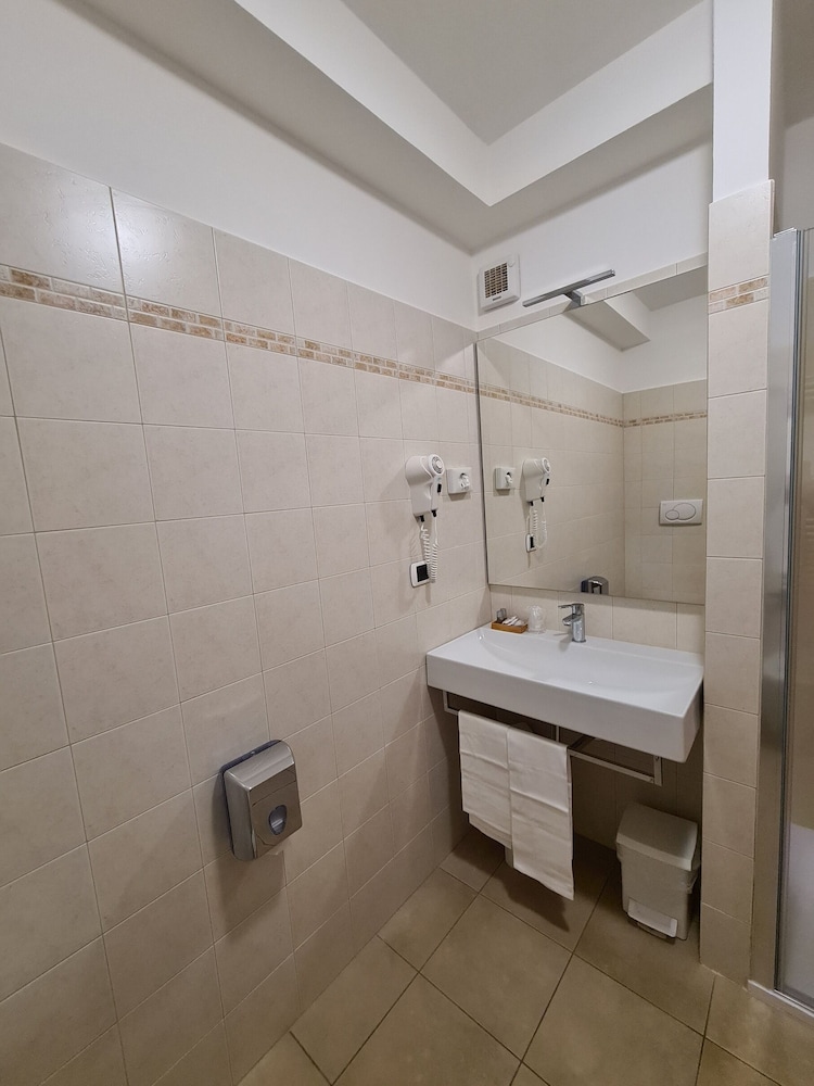 Hotel Cladan 63/63