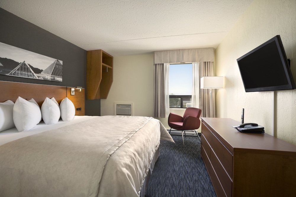 جناح ديلوكس بسرير كينج، Travelodge by Wyndham Edmonton West 4/5