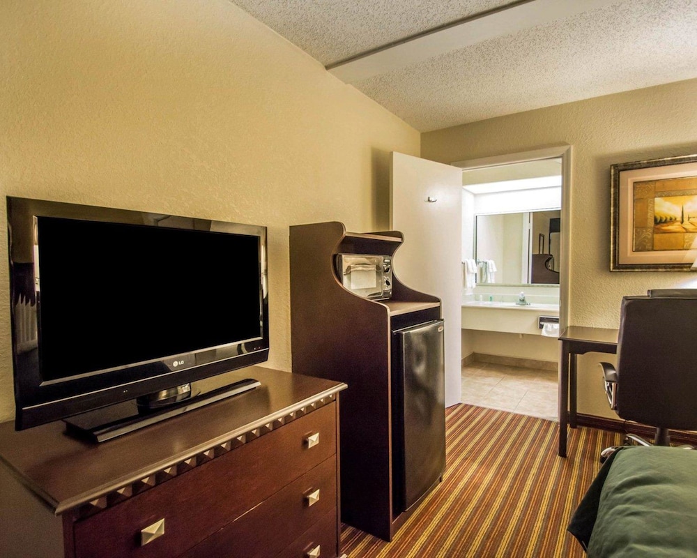 Quality Inn & Suites At Tropicana Field 29/39